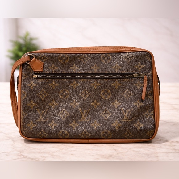 Louis Vuitton 1980's Monogram clutch-style. Horizontal exterior zipper. - Picture 2 of 5